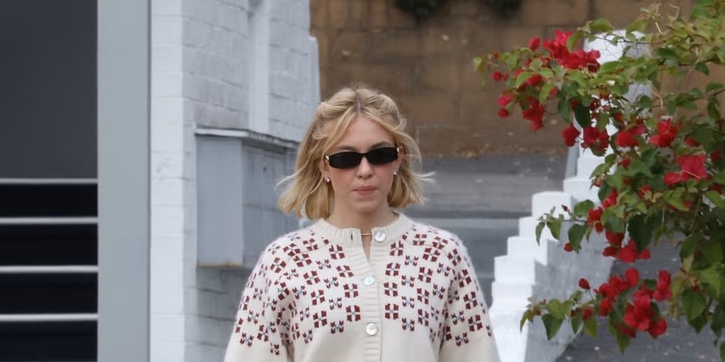 Sydney Sweeney Memberi Sentuhan Retro pada Gaya Bob Barunya dan Sweater Favorit Khas Musim Gugur