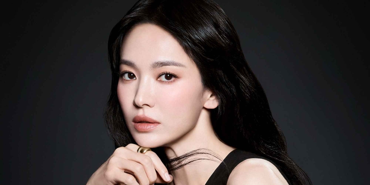 Guerlain Rayakan Song Hye Kyo sebagai Wajah Global dengan Botol Lebah Ikonis