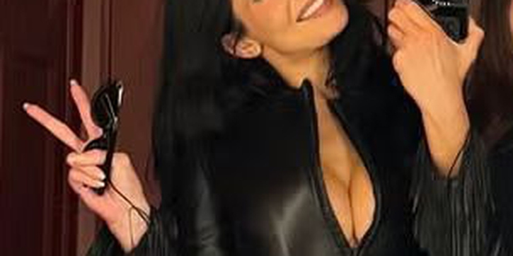 Kylie Jenner Kenakan Jaket Kulit Versace Vintage yang 