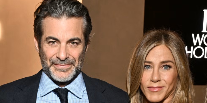 Jennifer Aniston Tampil Memukau untuk Debut Red Carpet Bersama Kekasihnya, Jim Curtis