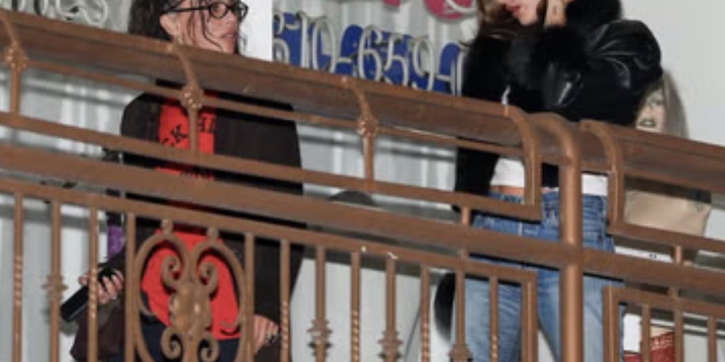 Hailey Bieber Mengenakan Sandal Thong dan Mantel Bulu Saat Girls Night Bersama Zo&euml; Kravitz