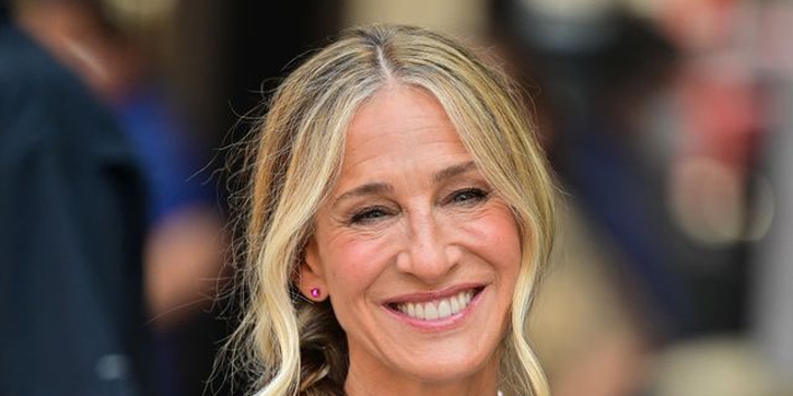 Penggemar Kecewa Saat Lihat Sarah Jessica Parker yang Memerankan Carrie Bradshaw Pakai Dress dari Forever 21