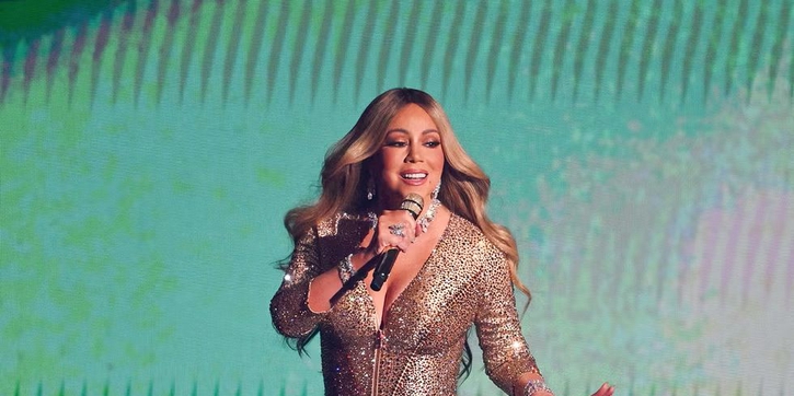 Mariah Carey Tampil Berkilau dalam Balutan Busana Bernuansa Emas di MTV VMAs 2025