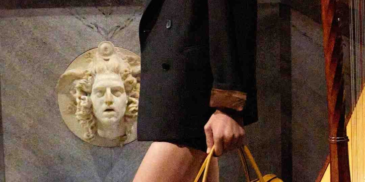 Onitsuka Tiger Resmi Gandeng Versace dalam Kolaborasi Ikonis