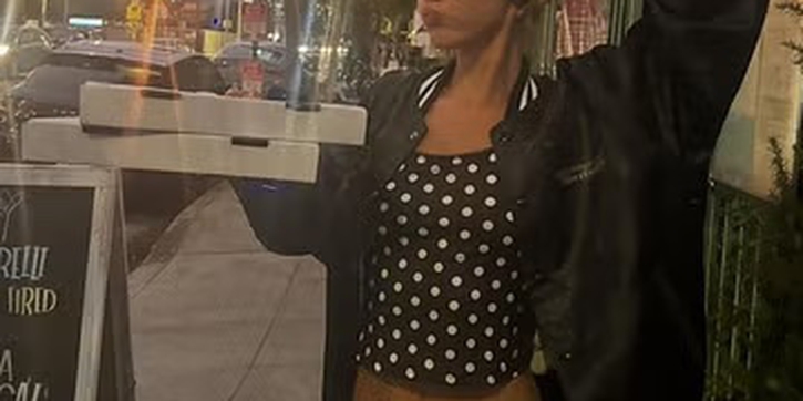 Bella Hadid Pergi Membeli Piza dengan Setelan Celana Pendek Mikro Bermotif Polkadot