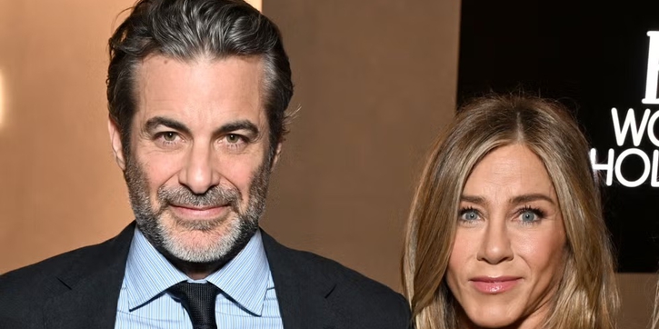 Lagi, Jennifer Aniston Bawa Aura Rachel Green Lewat Gaun Strapless & Gaya Rambut Khas Era '90-an