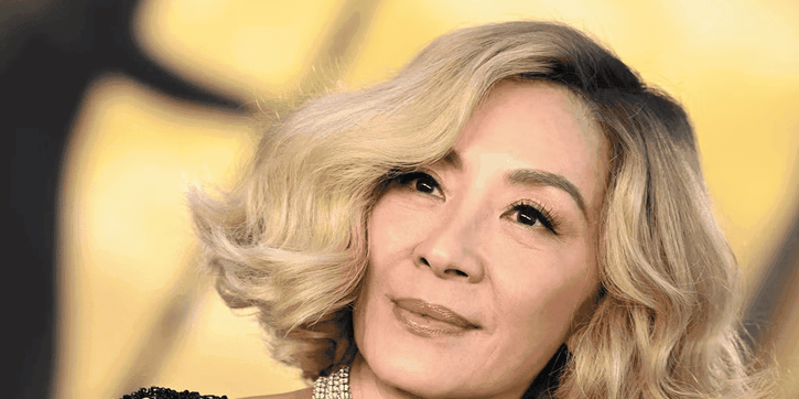 Aura Old Money Michelle Yeoh Berambut Bob Pirang