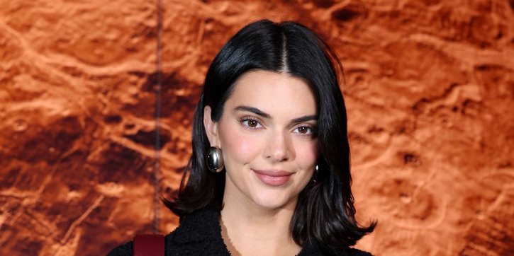 Kendall Jenner Menutup Pekan Mode dengan Busana Hitam Klasik pada Debut Matthieu Blazy di Chanel.
