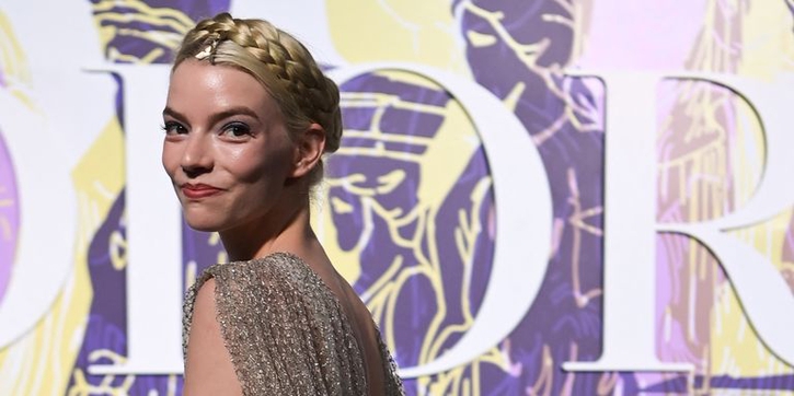 Penampilan Anya Taylor-Joy Layaknya Dewi Yunani di Presentasi Dior Cruise 2022