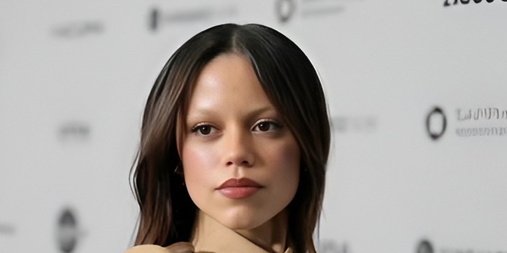 Jenna Ortega Tampil dengan Alis Pirang dan Busana Mugler Nude