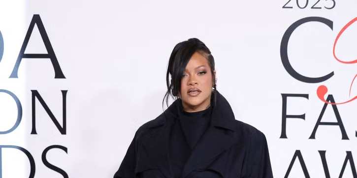 Rihanna Bergandengan Tangan dengan A$AP Rocky di Karpet Merah CFDA Fashion Awards 2025