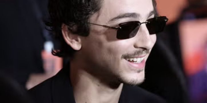 Penampilan Serba Hitam Timoth&eacute;e Chalamet yang Akan Terlihat Sangat Cocok Dipakai ke Opera