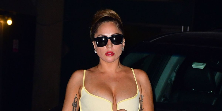 Lady Gaga Terlihat Pakai Tiga Gaun Menakjubkan di Jalanan NYC