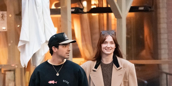 Sophie Turner dan Joe Jonas Pamer Tampilan Street Style yang Vintage di NYC