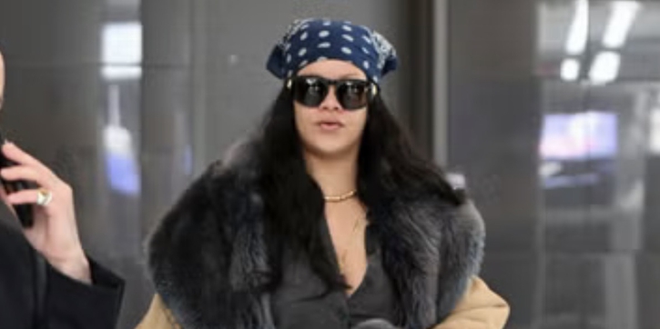 Rihanna Gunakan Bandana sebagai Sentuhan Akhir yang Menyempurnakan Seluruh Penampilan
