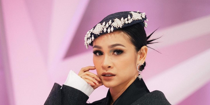 Momen Throwback Andien Tampil dengan Konsep Color Blocking dan Sentuhan Y2K