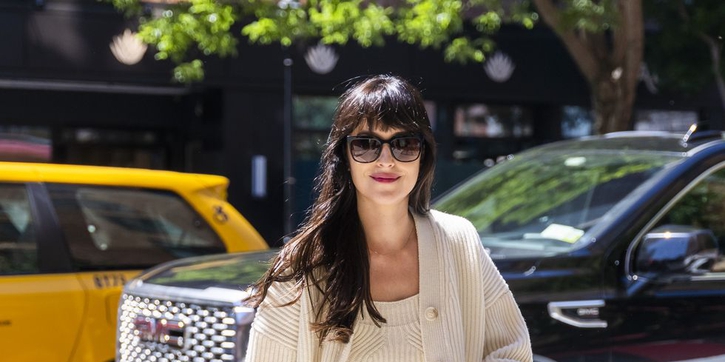 Dakota Johnson Tampil dengan Dua Gaya Kontras dalam Waktu Kurang dari 24 Jam