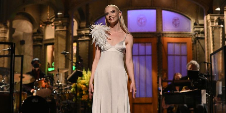 Simak Sederet Penampilan Anya Taylor-Joy yang Bernilai Fantastis ketika Menjadi Pembawa Acara di Saturday Night Lives Awal Pekan Ini