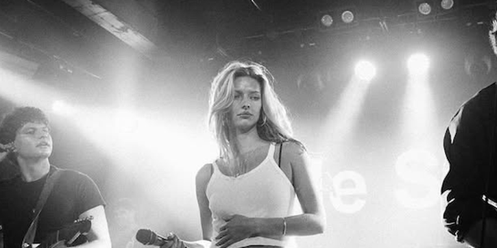 Apple Martin Mengikuti Jejak Ayahnya, Chris Martin Lewat Penampilan Musik Kejutan