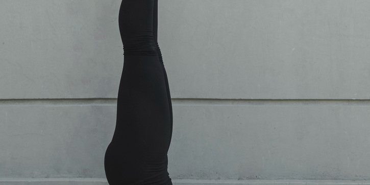 Ini Cara Melakukan Sikap Lilin untuk Kekuatan & Keseimbangan