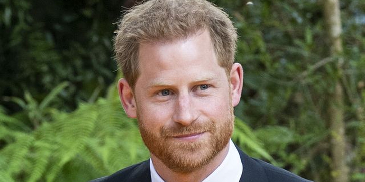 Pangeran Harry Kenakan Tuxedo untuk Menghormati Para Peneliti Vaksin Covid-19