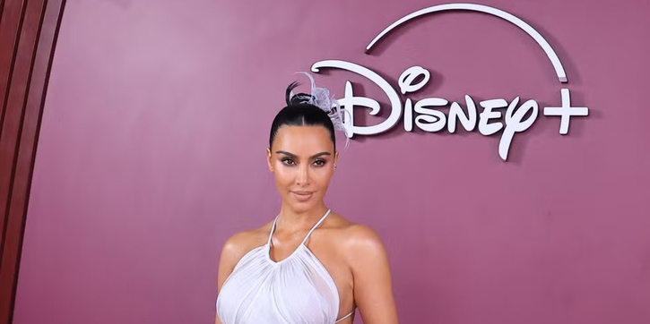 Kim Kardashian Kenakan Gaun Khusus yang Dibuat dengan Bulu dari Kipas Era Edwardian