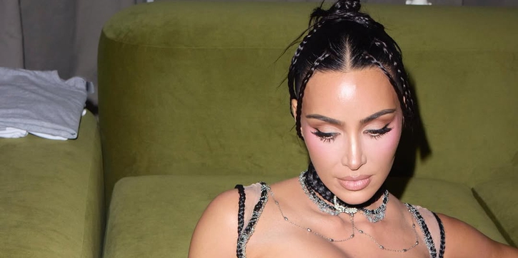 Kim Kardashian Lanjutkan Tren &ldquo;Berbulu&rdquo; dengan Kenakan Bra dari Anyaman Rambut