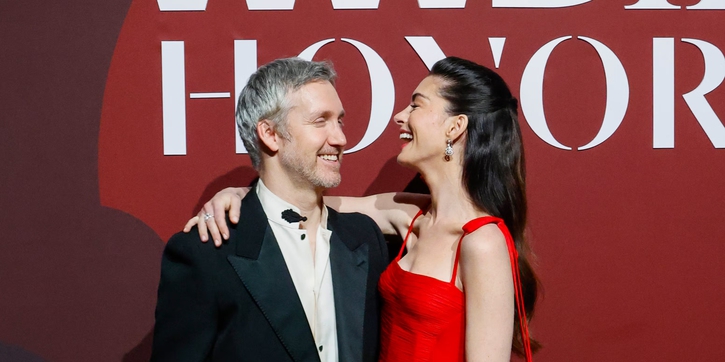 Anne Hathaway Tampil Bergaya Romantis dalam Gaun Arsip Valentino&nbsp;