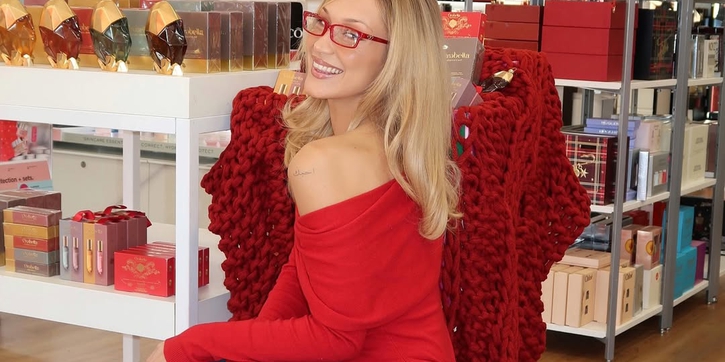 Bella Hadid Beri Sentuhan Western dengan Cowboy Boots Merah dan Sweater Cozy