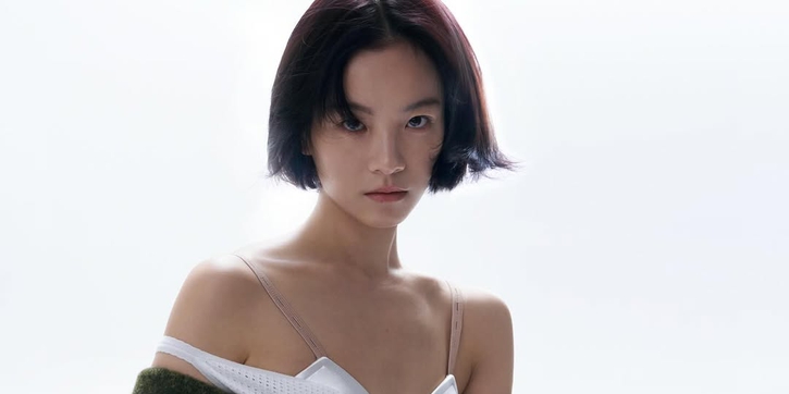 Miu Miu Resmi Umumkan Li Gengxi sebagai Brand Ambassador Terbaru