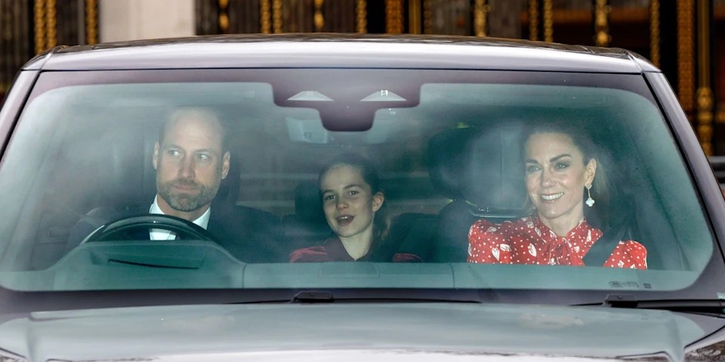 Putri Kate dan Charlotte Tampil Senada dalam Warna Merah di Momen Liburan