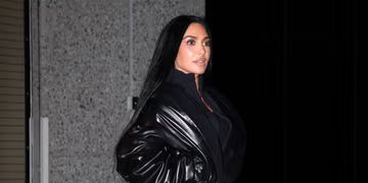 Kim Kardashian Padukan Ballerina Sneakers&nbsp; dengan Jaket Phoebe Philo yang Sleek