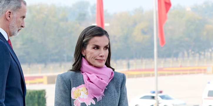 Ratu Letizia Kembali Tampil Romantis dalam Nuansa Warna Merah Muda di Tiongkok