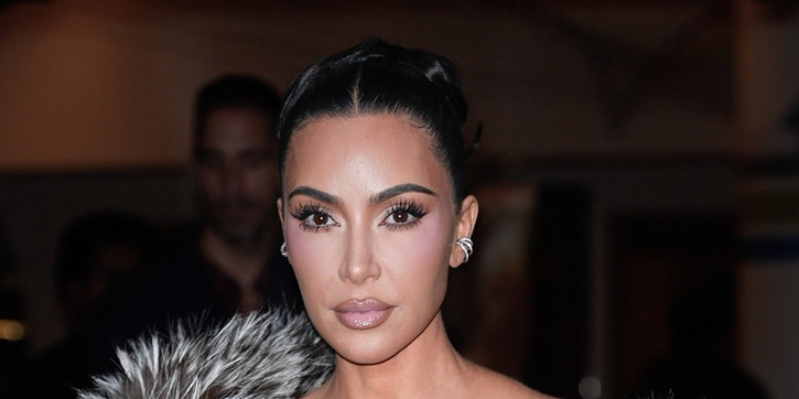 Kim Kardashian Melanjutkan Gaya &ldquo;Berbulu&rdquo;-nya Lewat Busana Arsip