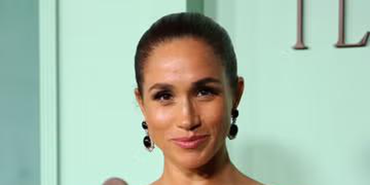 Duchess Meghan Menunjukkan Dukungannya di Gala Fifteen Percent Pledge dengan Gaun Buatan Khusus dari Harbinson Studio