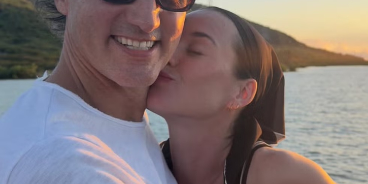 Katy Perry dan Justin Trudeau Rayakan Tahun Baru dengan Suasana Romantis di Tepi Pantai