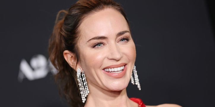Emily Blunt Kenakan Berlian Berkilau dan Gaun Merah Gemerlap saat Berada di Los Angeles&nbsp;