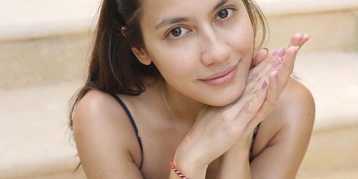 Momen Liburan Pevita Pearce yang Penuh dengan Aksesori Crochet dan Anyaman