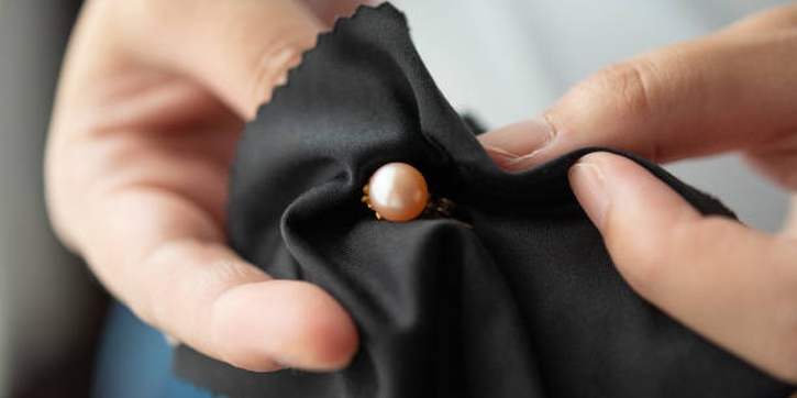 Cara Membersihkan Anting Emas Tanpa Merusak Kilau Aslinya