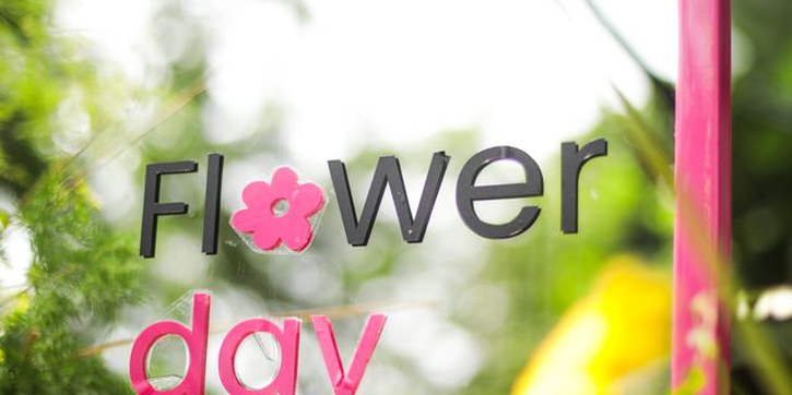 Keindahan Instalasi Bunga yang Menyemarakkan Cosmo Flower Day