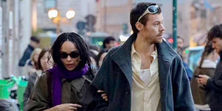 Zo&euml; Kravitz Picu Rumor Pertunangan Setelah Tertangkap Kamera Mengenakan Cincin di Jari Manisnya