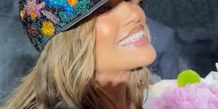 Seorang New Yorker Sejati, Jennifer Lopez Kenakan Topi Yankees Berhiaskan Permata