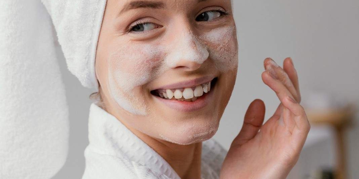 10 Cara Eksfoliasi Wajah Tepat untuk Mengangkat Sel Kulit Mati Secara Efektif