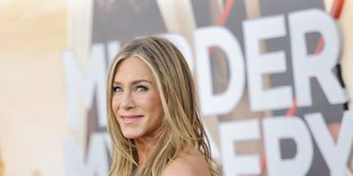 Jennifer Aniston Terlihat Mempesona dalam Gaun Perak di Gala Premiere Film Murder Mystery 2