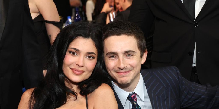 Kylie Jenner dan Timoth&eacute;e Chalamet Tampil Penuh Senyum dan Ciuman di Critics Choice Awards 2026