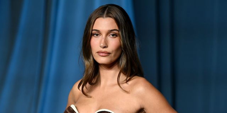 Hailey Bieber Tampil Bak Bintang Schiaparelli dalam Gaun yang Terbuat dari Pita Antik