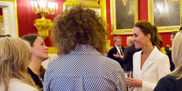 Kate Middleton Tampil Cantik dengan Paduan Dress Panjang dan Blazer Putih