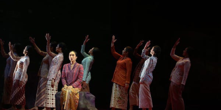 Monolog Persembahan Happy Salma Sebagai Inggit Garnasih Dalam Teater Musikal Tegak Setelah Ombak