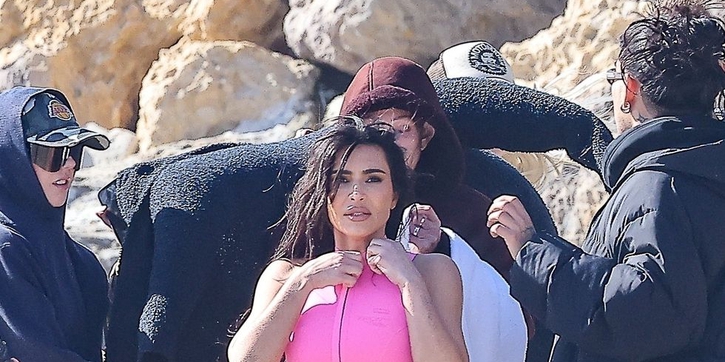 Kim Kardashian Tampil Menakjubkan dalam Foto Bikini Thong yang Belum Diedit