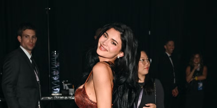 Kylie Jenner Lanjutkan Tema Marty Supreme Lewat Busana dari Ludovic de Saint Sernin